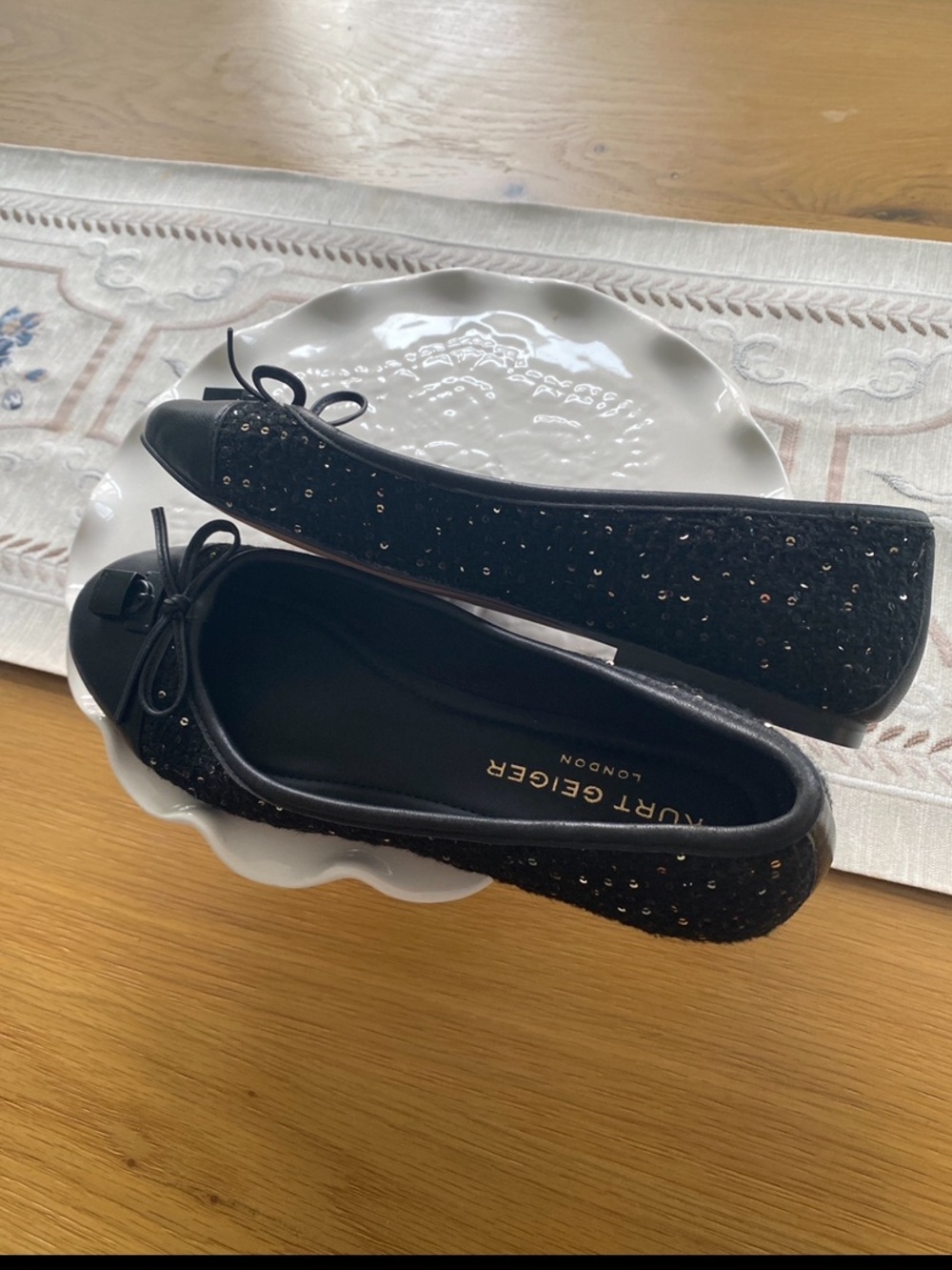 NEW Kurt Geiger Black Bow-Accent Ballet Flats with Lock Charm EU 40